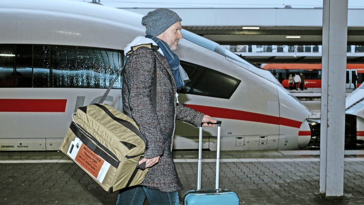 Die Box mit den Zellen für neues Leben geschultert: Unser Autor an einem Montag im Dezember am Bahnhof in München.