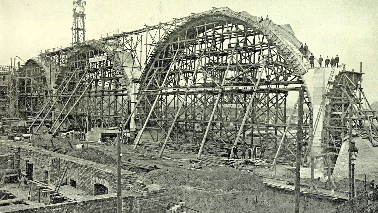 „Ungeheurer Lärm“, notierte Max Brod über seinen Leipzig-Besuch mit Kafka im Juni 1912: Die Baustelle des Hauptbahnhofs lag gleich neben „Opels Hotel“, in dem die beiden Gäste aus Prag übernachteten. Aufnahme von 1912.