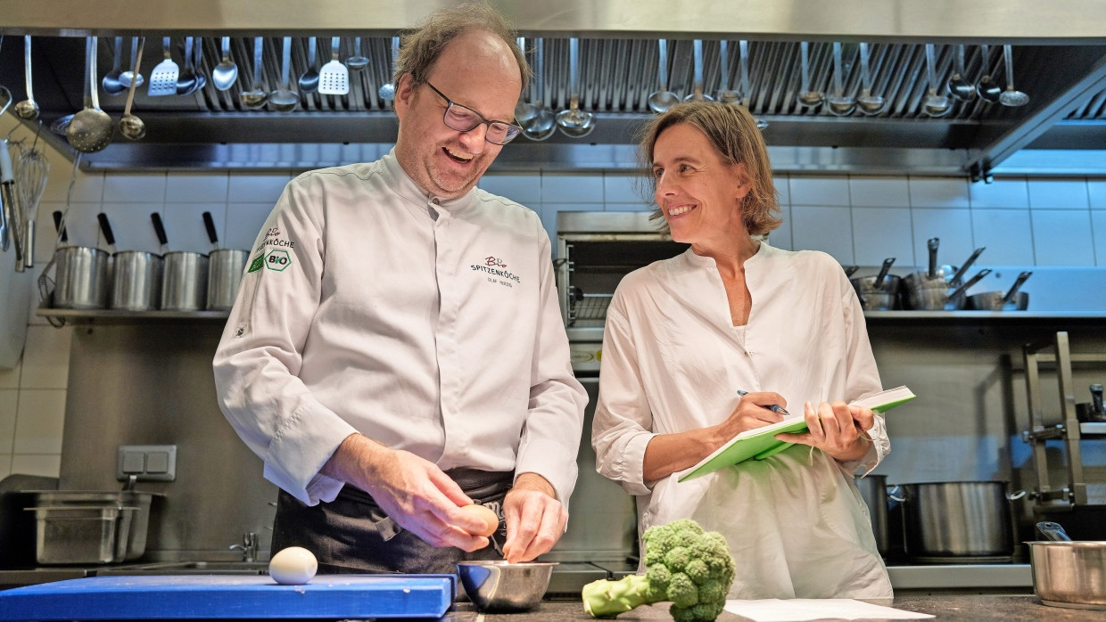 Schält beim Brokkoli auch die Stiele der einzelnen Röschen: Koch Olaf Herzig, hier mit F.A.S.-Redakteurin Katrin Hummel in der Küche des „Macis“