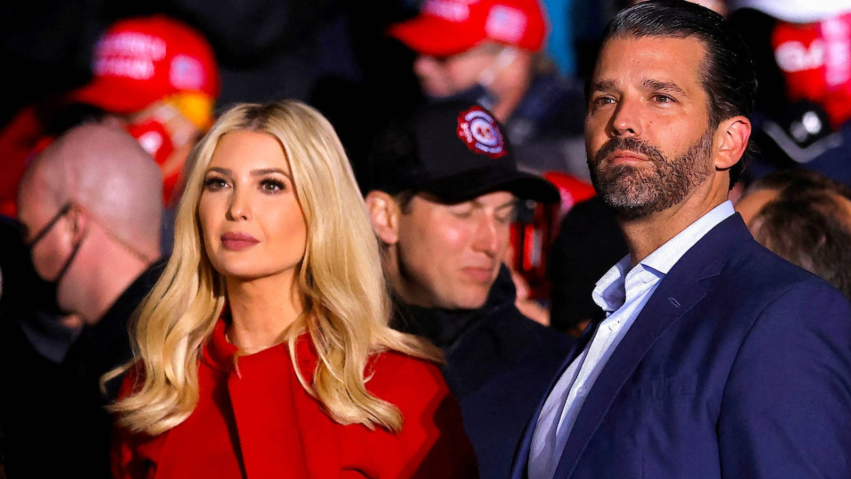 Ivanka Trump und ihr Bruder Donald jr. sehen sich im November 2020 eine Wahlkampfveranstaltung ihres Vaters an.