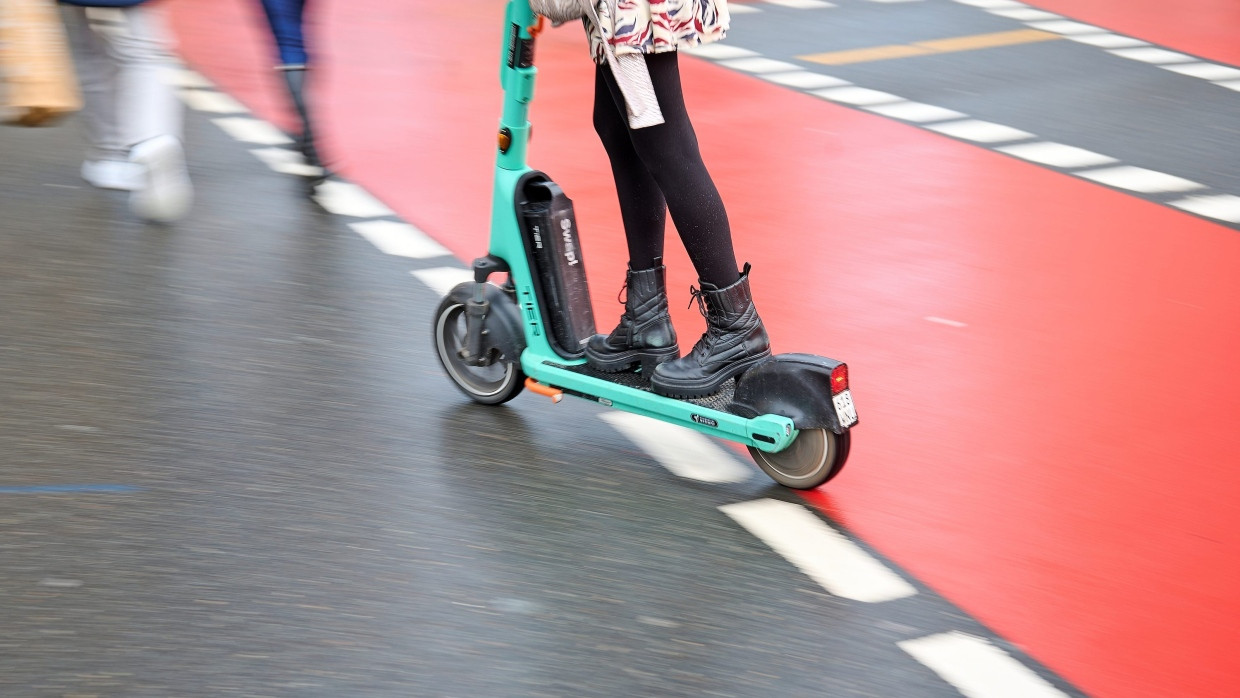 Einen frisierten E-Scooter hat die Polizei in Darmstadt aus dem Verkehr gezogen (Symbolbild).