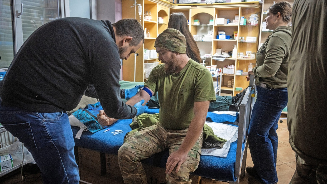 Die Verteidigung hat ihren Preis: Ein ukrainischer Soldat während der Behandlung in Isjum nahe der ostukrainischen Front am 11. Januar 2025