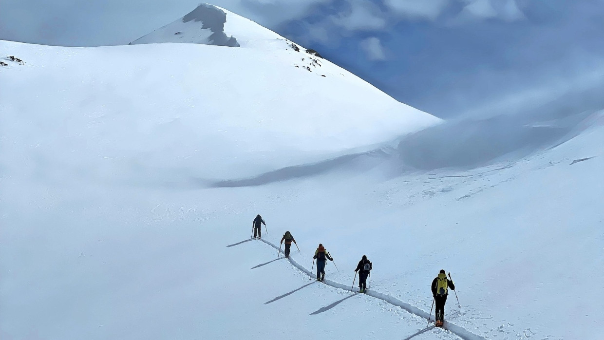 Zwischen Einsamkeit und Overtourism: auf Ski durch die Alpen