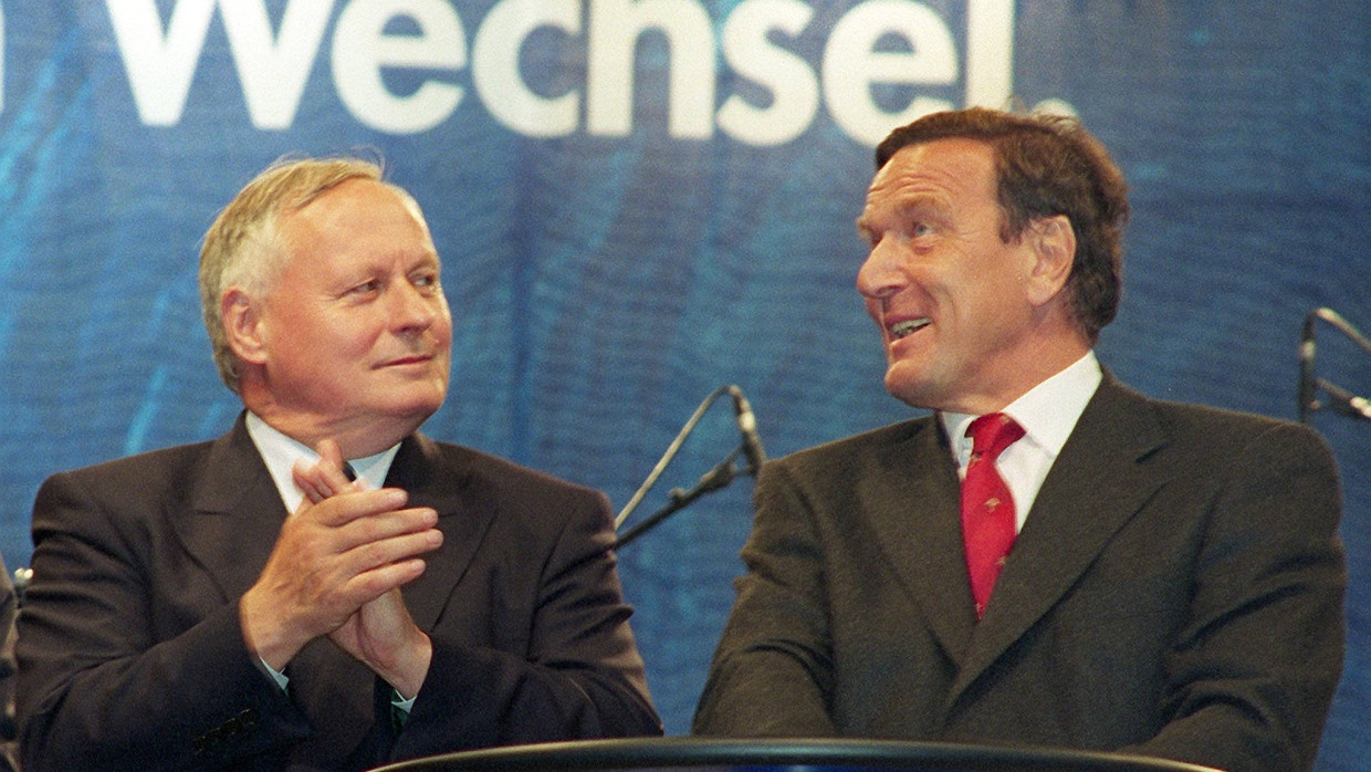 Da war noch alles in Ordnung: 1998 applaudiert der damalige SPD-Vorsitzende Oskar Lafontaine Gerhard Schröder bei einer Wahlkampfveranstaltung.