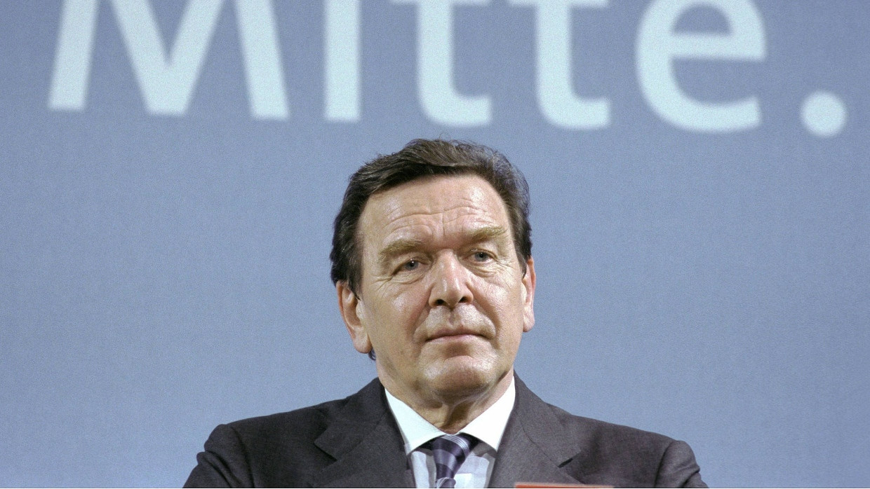 Kanzler der Mitte: Mit dieser vieldeutigen Botschaft warb die SPD bei der Bundestagswahl 2002 für ihren Spitzenkandidaten Gerhard Schröder. Der Plan ging auf. Die 1998 begründete rot-grüne Koalition unter Schröders Führung konnte fortgesetzt werden.