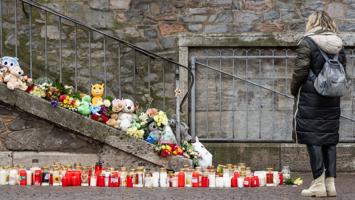 Warum attackiert jemand Kinder? Trauer und Ratlosigkeit am Eingang zum Park Schöntal am Tag nach der Tat