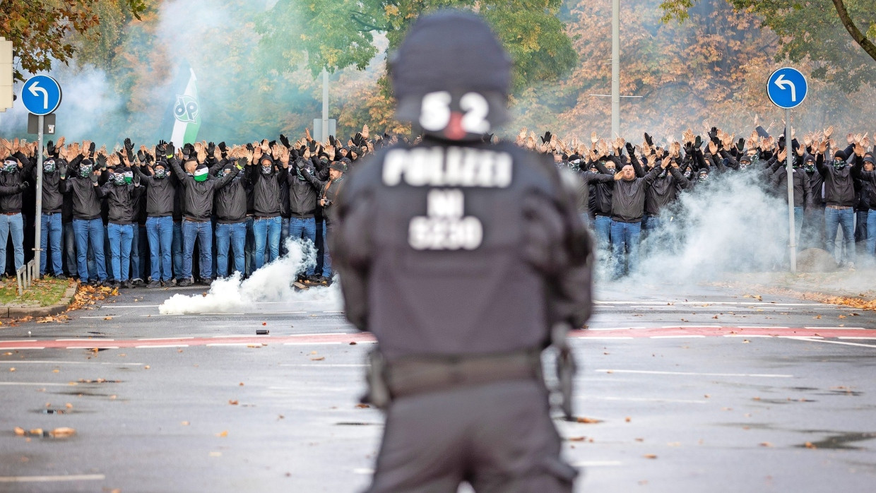 Wer zahlt, wenn’s knallt?  Auch die Übernahme der Polizeikosten durch die DFL ist ein Thema.