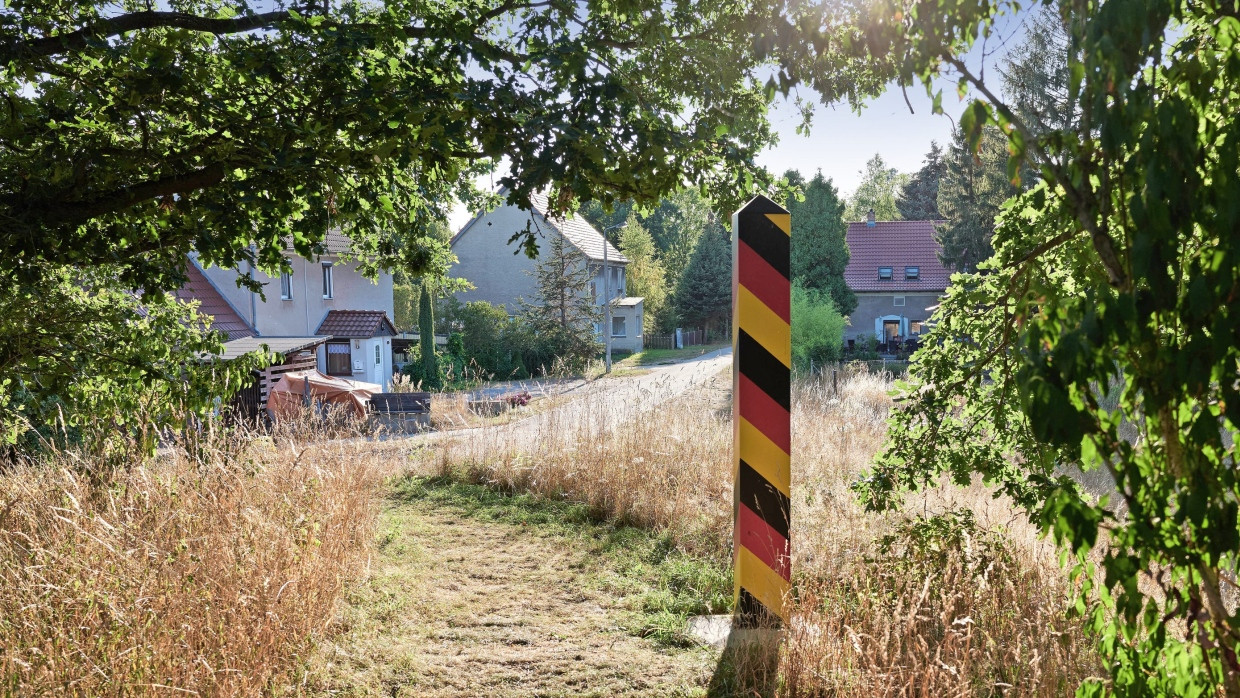 Mit jedem Jahr mehr, das die DDR Geschichte ist, erscheint sie vielen Ostdeutschen schöner: Grenzmarkierung in Zentendorf, Sachsen, dem östlichsten Ort Deutschlands.