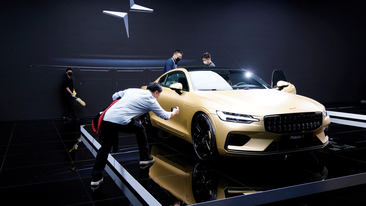 Auf einer Automesse in Shanghai wird ein Polestar-Fahrzeug begutachtet.