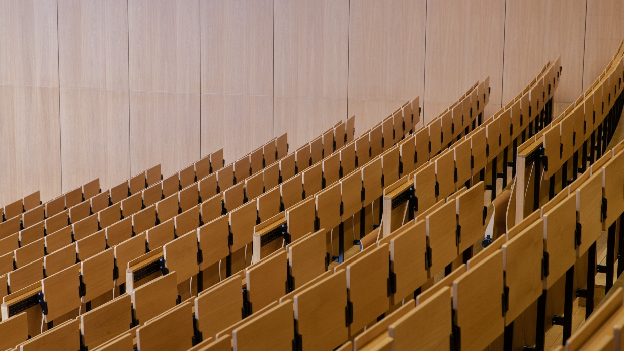 Blick auf die Sitzbänke im den leeren Hörsaal 2 des Hörsaalzentrums auf dem Campus Westend der Goethe-Universität.