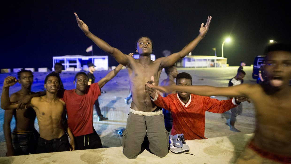 Sie haben es geschafft: junge Flüchtlinge am Montagmorgen in Ceuta