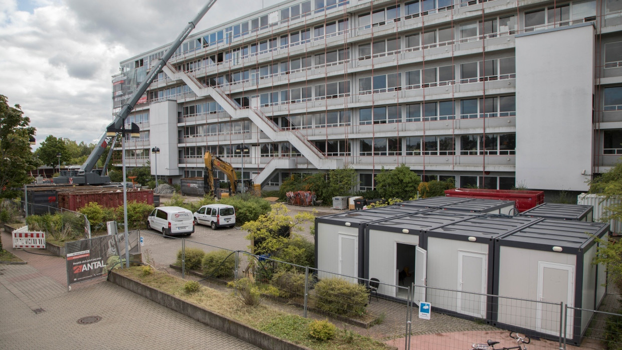 Auch hinter der denkmalgeschützten Fassade der früheren Versandhauszentrale, die der Architekt Egon Eiermann entworfen hat, sollen bald Daten verarbeitet werden.