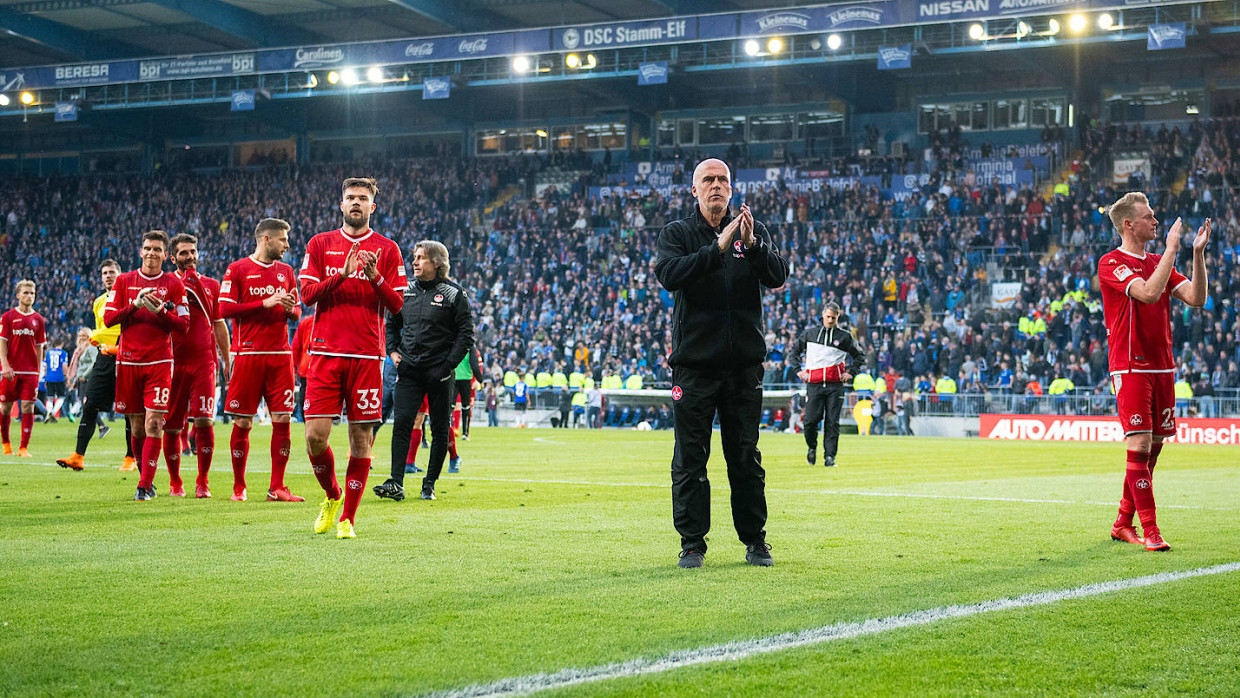 Der Abstieg war nicht mehr aufzuhalten: Lauterns Trainer Michael Frontzeck steht im April mit seinen Spielern vor den Fans.