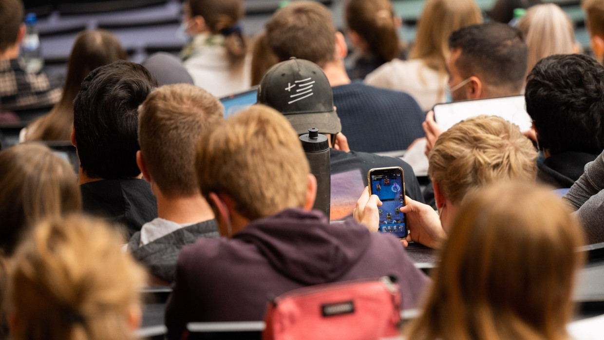 Schon wieder „Candy Crush“ während der Mathematikvorlesung gespielt? Das kann das kann sich in der späteren Lohnabrechnung niederschlagen. (Symbolbild)