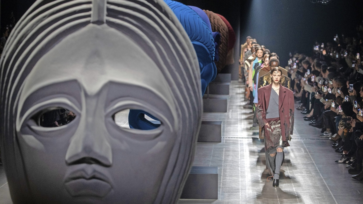 Von der Antike inspiriert: Gigantische Masken bei Etro symbolisieren die Abenteuer des Odysseus.