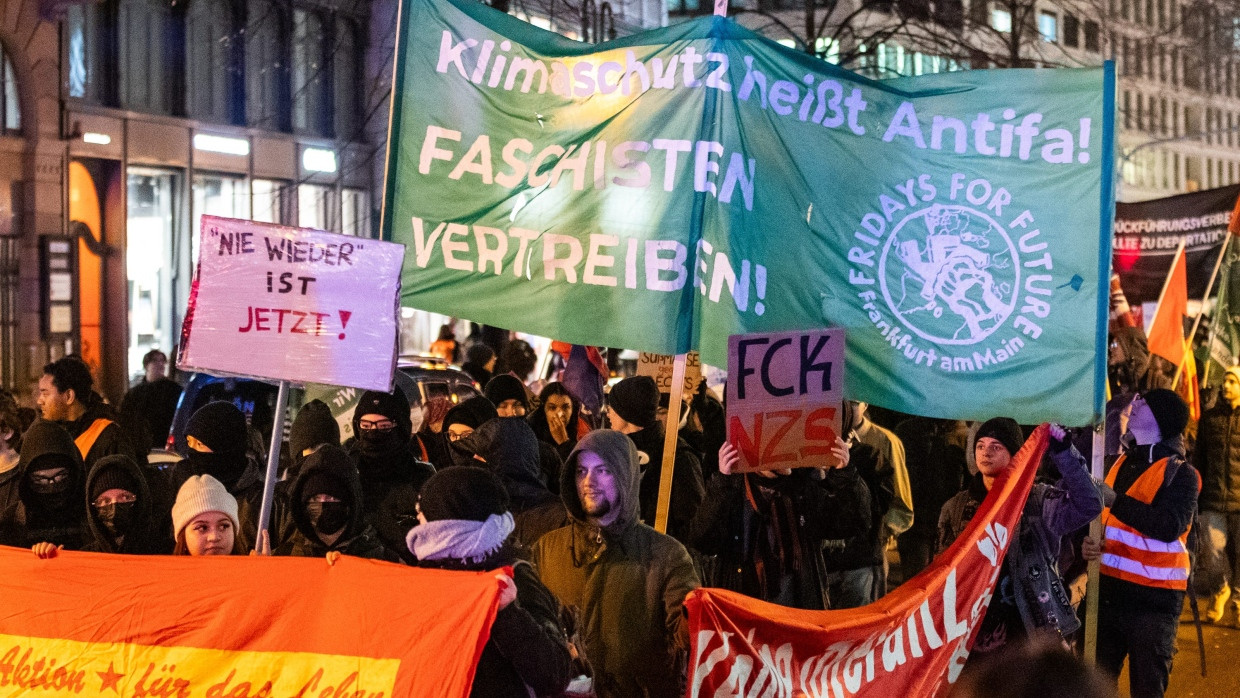 Für Klimaschutz, gegen Abschiebungen: Die Demonstranten in Frankfurt werfen den bürgerlichen Parteien vor, mit der Begrenzung von Zuwanderung den Rechtsextrimismus zu befördern.