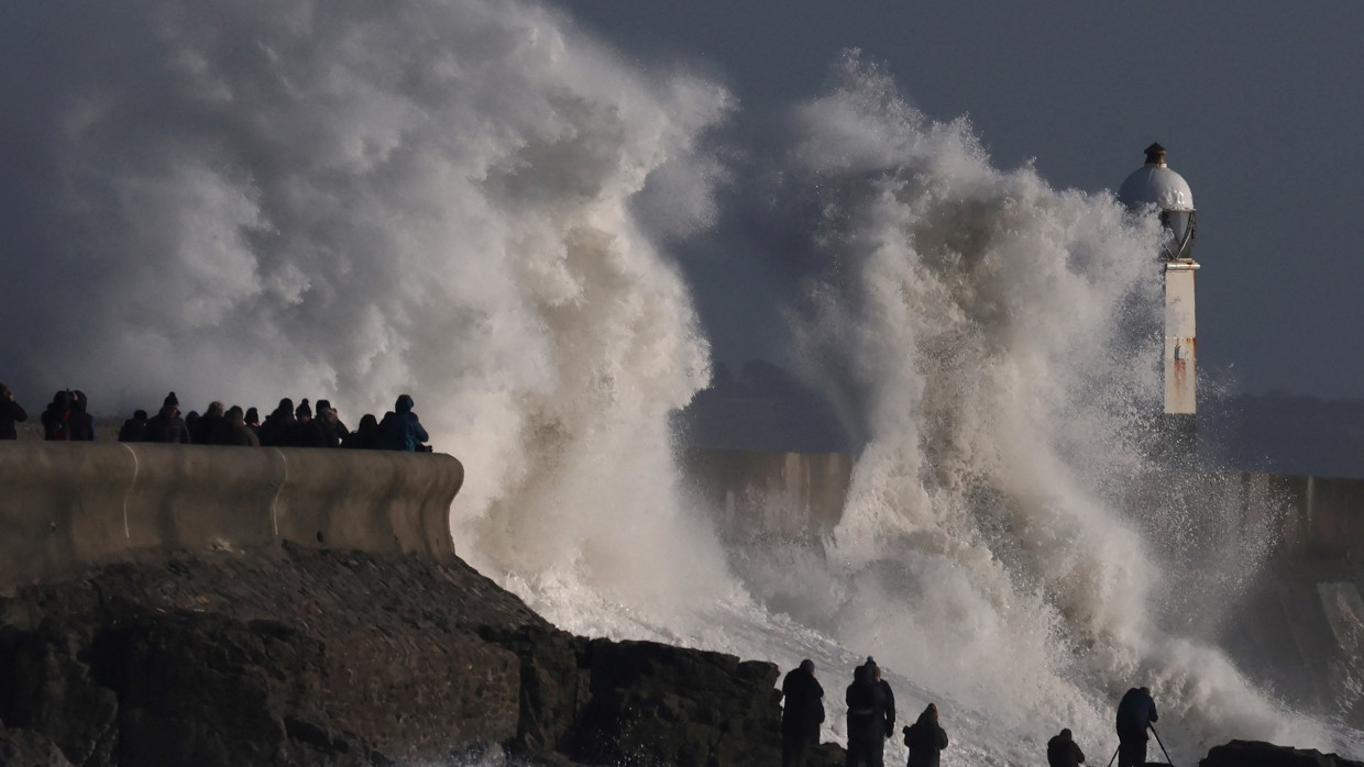 Sturm Éowyn und die Küste von Wales, bei Porthcawl.