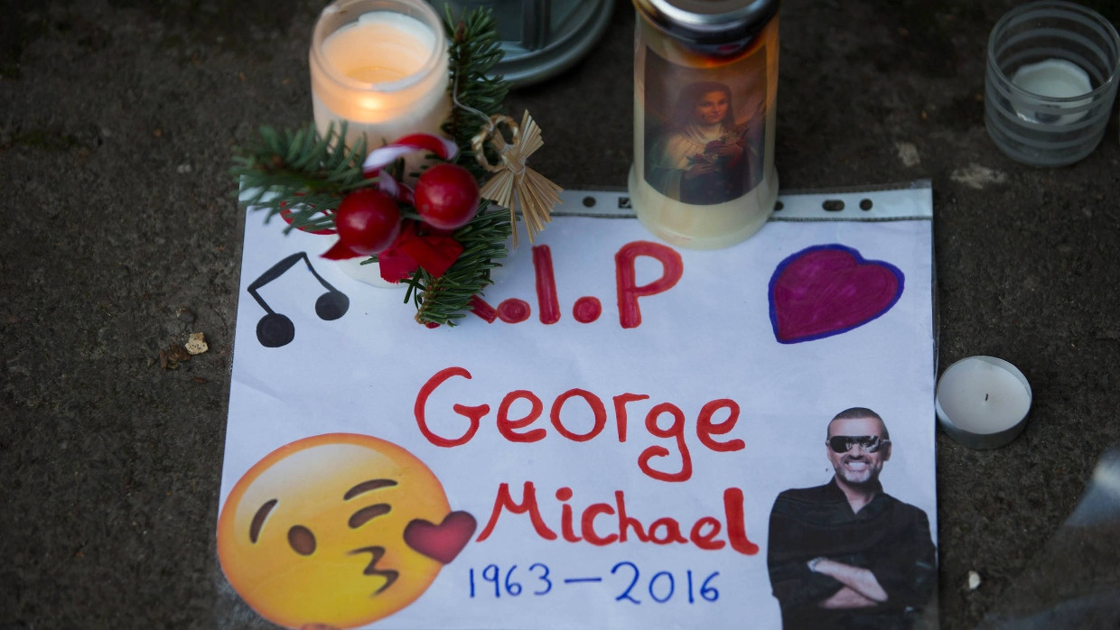 Trauer um George Michael vor seinem Haus in Goring-on-Thames.