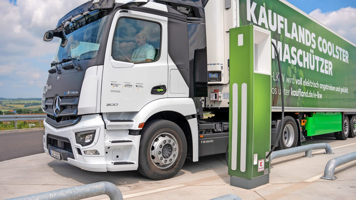 Vollgeladen: Kaufland prüft auf einer beherrschbaren Strecke die Auslieferung mittels Elektrolastwagen.