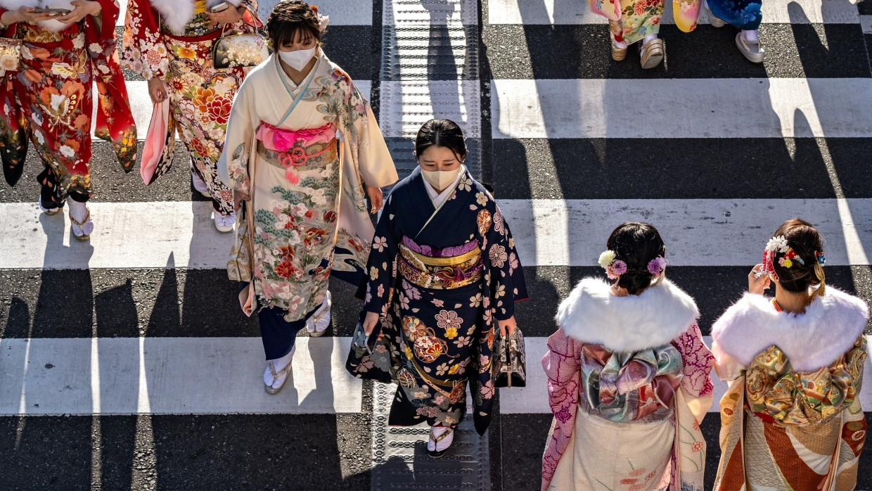 Junge Frauen überqueren am „Tag der Zwanzigjährigen“ 2023 eine Straße in Yokohama.