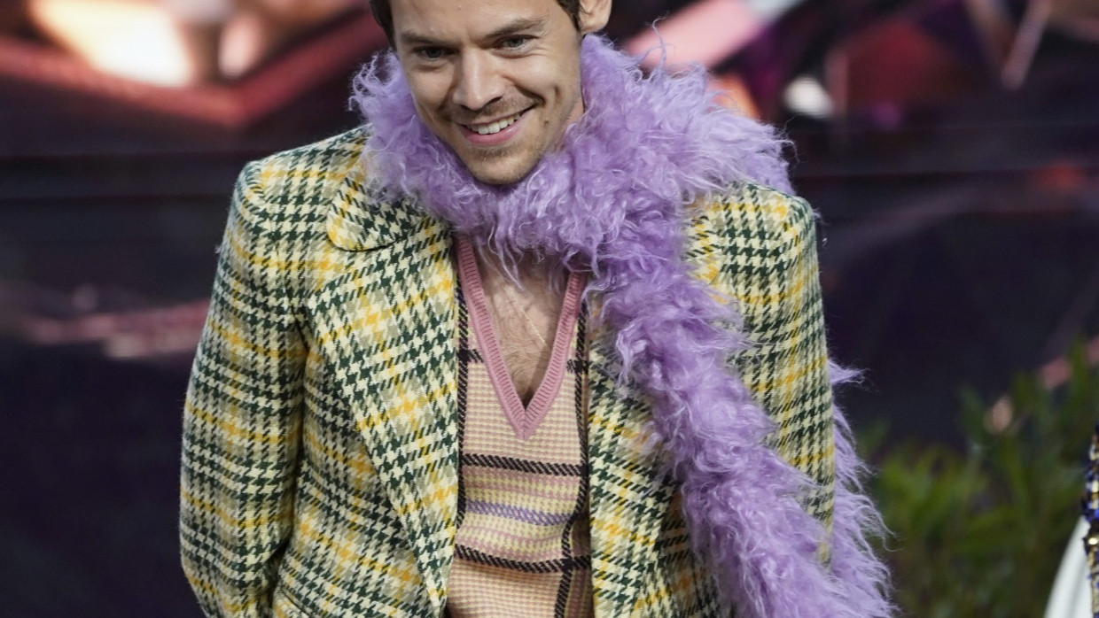 Pullunder auf nackter Haut: Harry Styles bei den Grammy Awards 2021