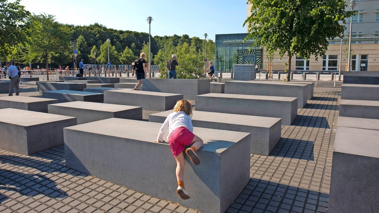 „Man muss altersgerecht sprechen, dabei aber die Wahrheit nicht verfälschen“: Ein junger Besucher am Holocaust-Mahnmal in Berlin