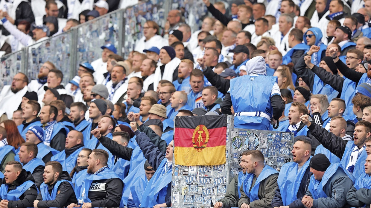 Abgrenzung zum Westen: die Magdeburger Fankurve mit einer DDR-Fahne beim Zweitligaspiel gegen den 1. FC Nürnberg