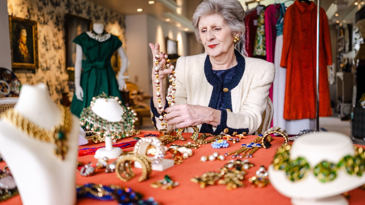 Runden das Bild ab: Monika Gottlieb versteigert am 7. Juli auch einige Schmuckstücke – und die Chanel-Jacke aus der ersten Lagerfeld-Kollektion, die sie trägt.