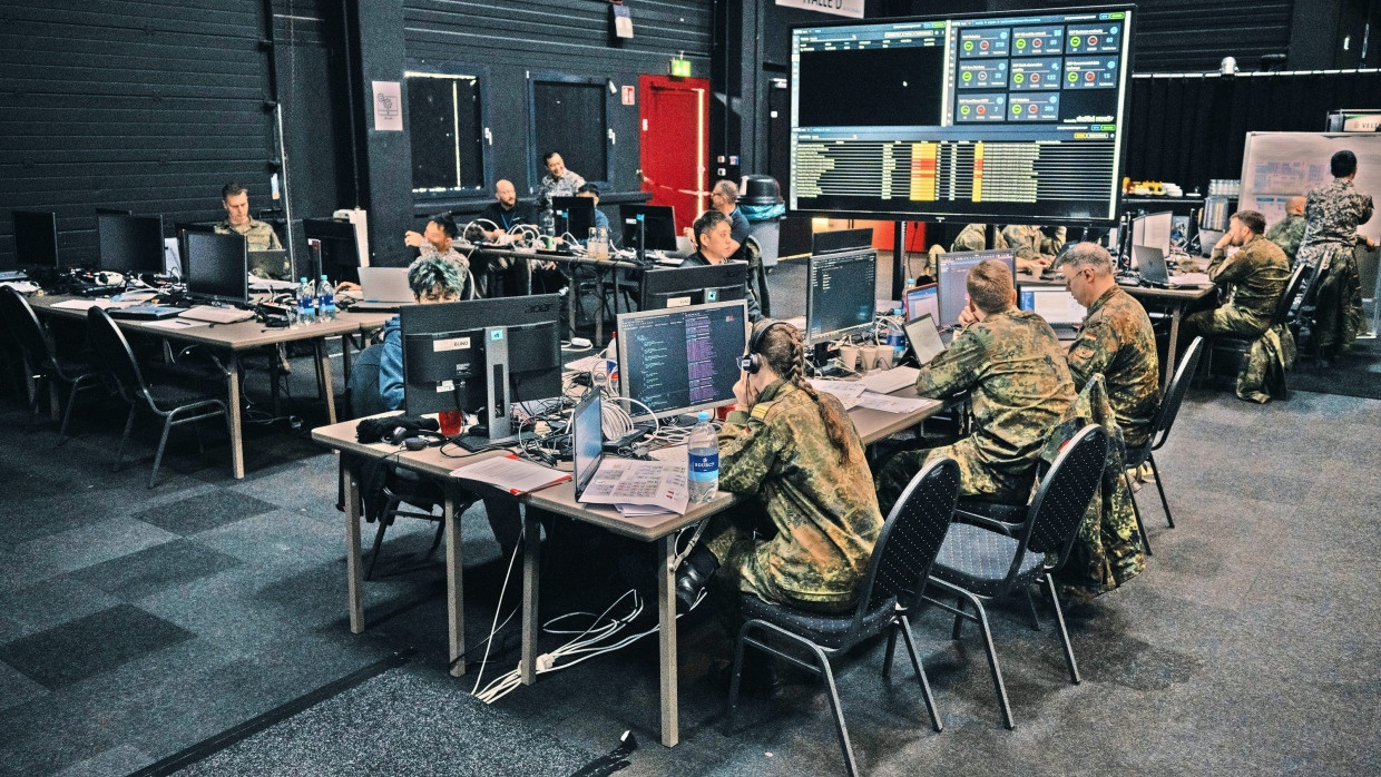 Bundeswehrsoldaten bereiten sich in Kooperation mit Unternehmen und Soldaten aus Singapur während einer Übung auf Hackerangriffe des gegnerischen Teams vor.