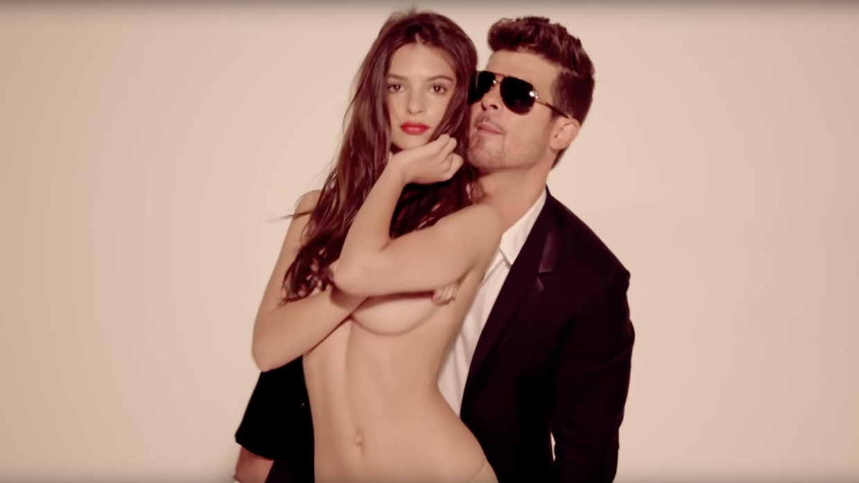 Sänger Robin Thicke soll der damals 21 Jahre alten Ratajkowski ungefragt nahegekommen sein.