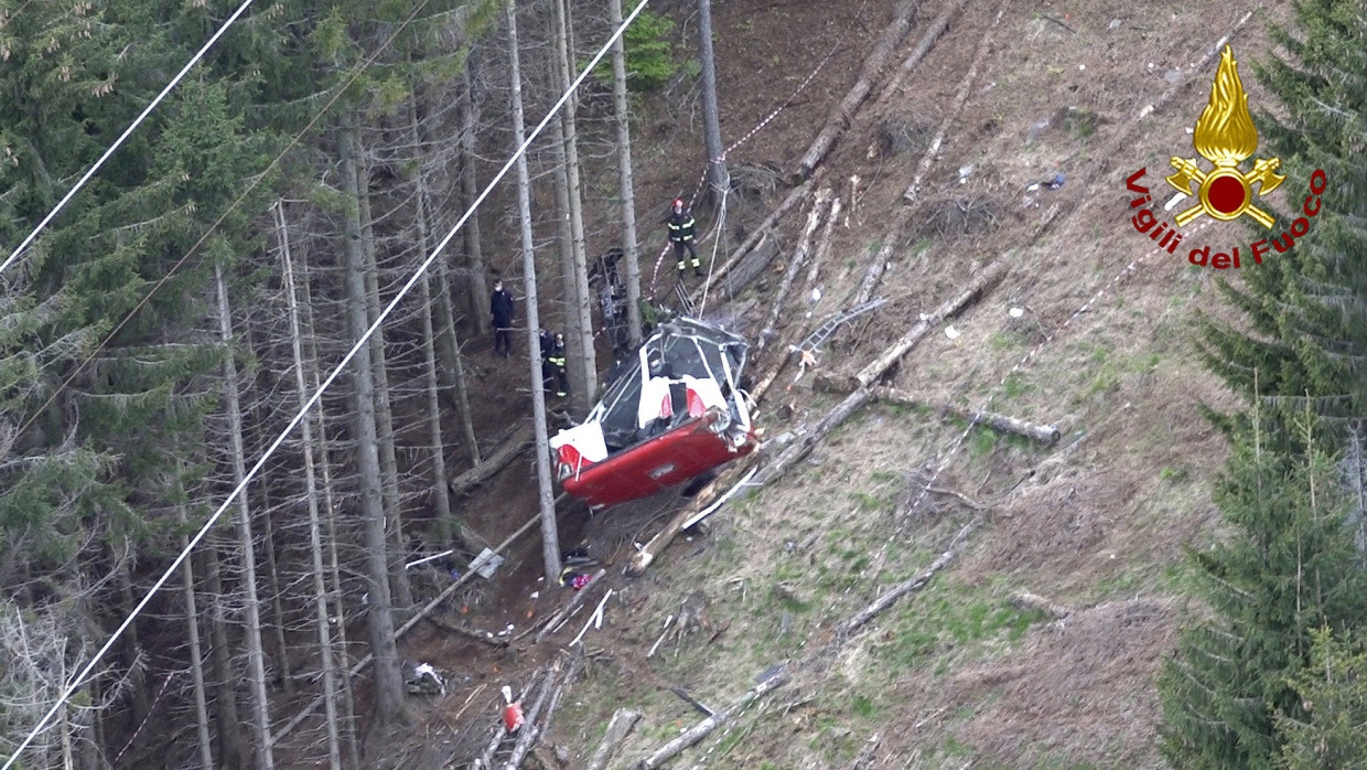 Rettungskräfte nahe des Wracks in Stresa am Sonntag