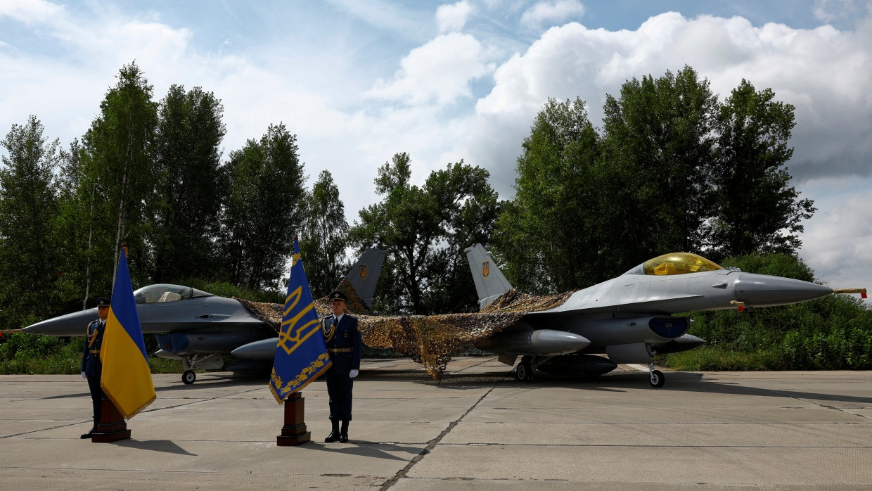 Die ersten an die Ukraine gelieferten F-16 wurden am Sonntag an einem geheimgehaltenen Ort präsentiert.