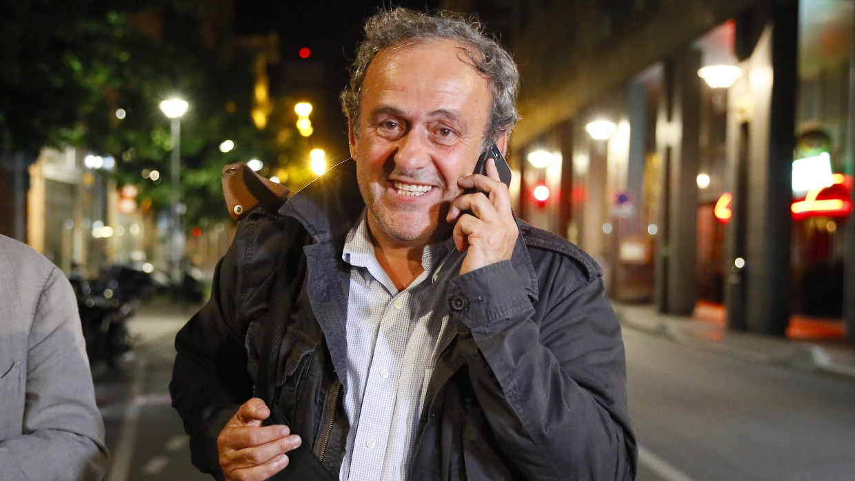 Michel Platini telefoniert in Nanterre nach seiner Entlassung aus dem Gewahrsam der Polizei.