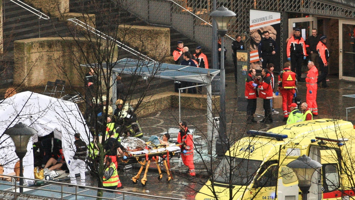 Rettungskräfte bringen die Verletzten ins Krankenhaus