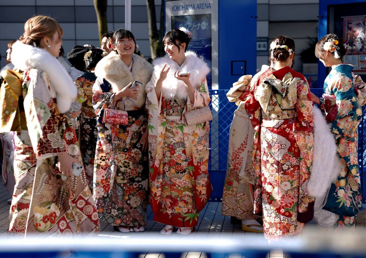 Teilnehmerinnen warten auf den Beginn der Zeremonie in Yokohama.