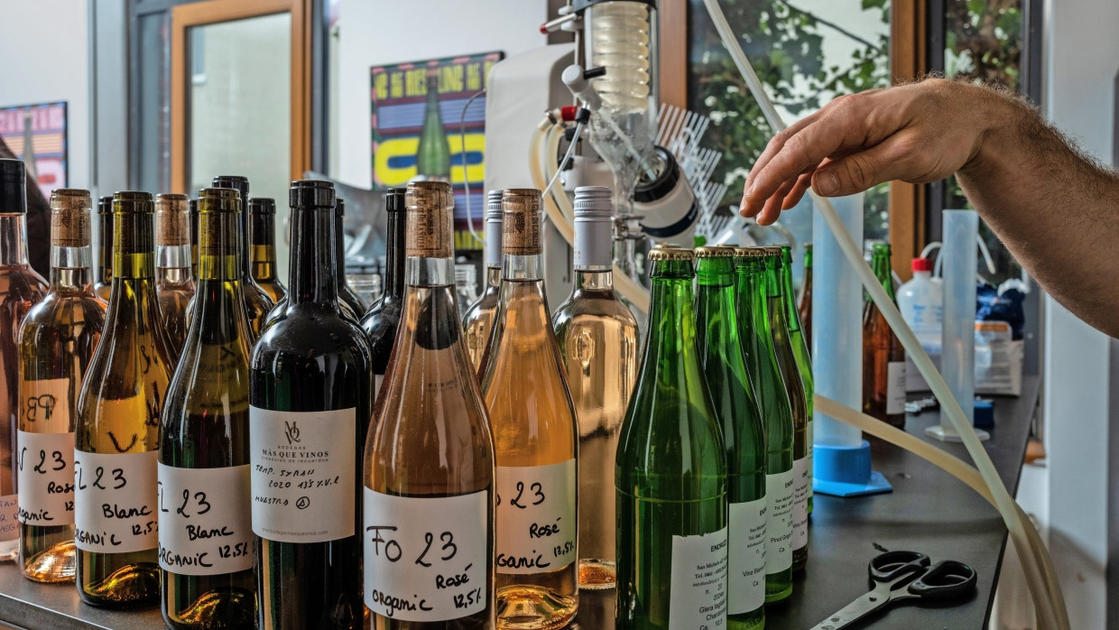 In dem Büro von Kolonne Null in Berlin wird alkoholfreier Wein testweise hergestellt.