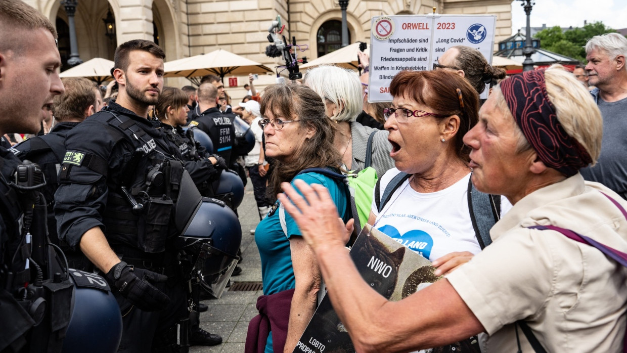 Aufgeheizte Stimmung: Rechts Teilnehmerinnen der „Europawahl der Qual“-Demo.