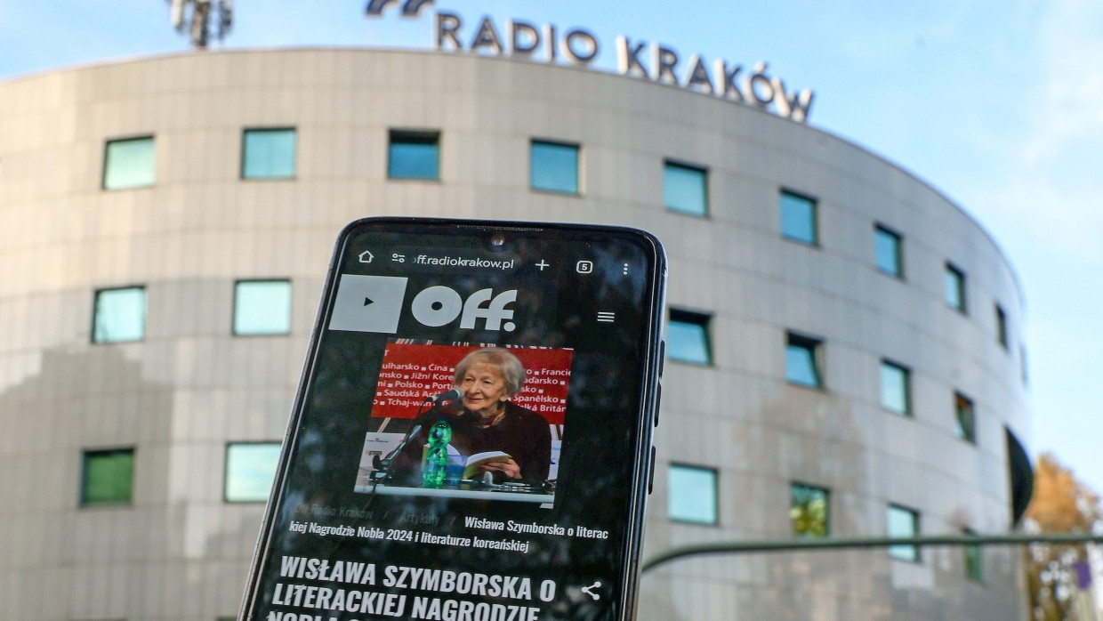 Zuerst entließ das Off Radio Krakau Journalisten, dann lief ein KI-Interview mit der verstorbenen Schriftstellerin Wisława Szymborska. Da hat gereicht.