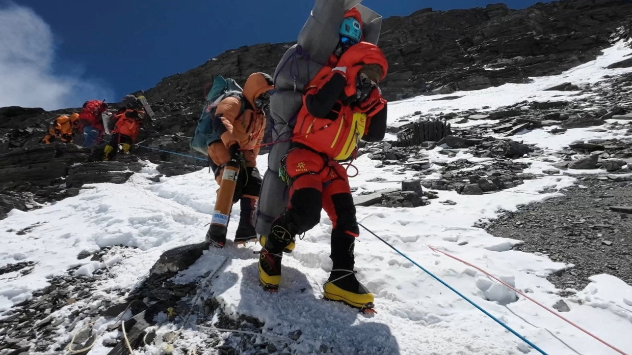 Huckepack: Ngima Tashi Sherpa rettet am Everest einen Bergsteiger.