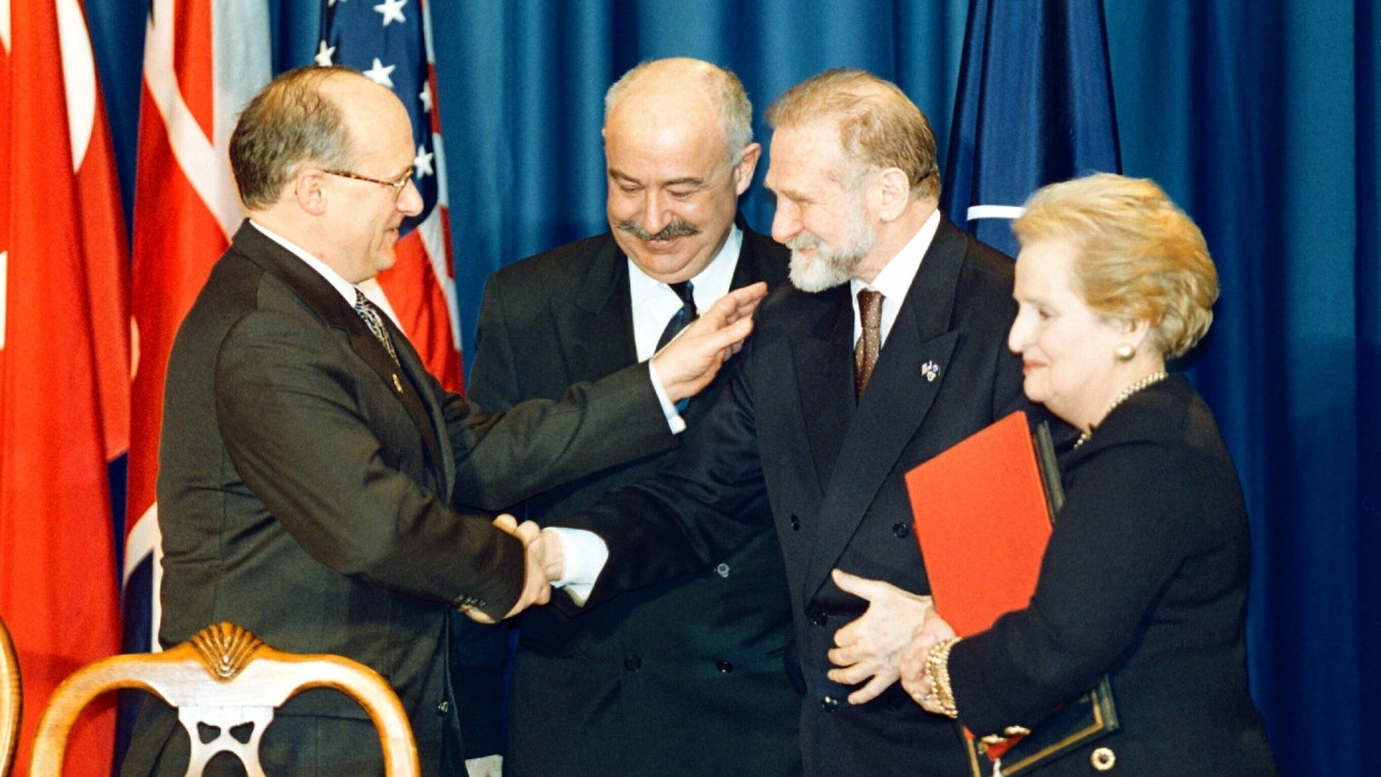 Am 12. März 1999: Die Außenminister der Tschechischen Republik (Jan Kavan), Ungarns (Janos Martonyj), Polens (Bronislaw Geremek) und der USA (Madeleine Albright)