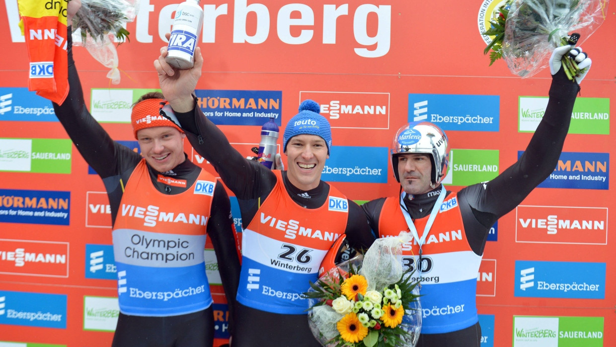 Allein unter Deutschen: Der drittplazierte Italiener Armin Zöggeler (r.) feut sich eher gezwungen neben Sieger David Möller und dem Zweiten Felix Loch (l.)