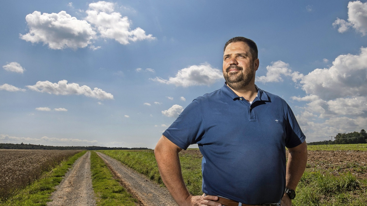 Bürgermeister Johannes Grebner zwischen den Äckern, auf denen künftig Windräder stehen sollen.