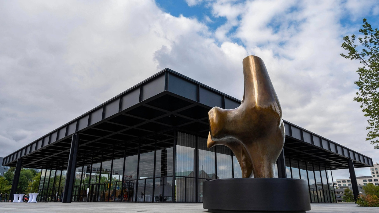 Nach jahrelanger Schließung und Sanierung öffnet die Neue Nationalgalerie in Berlin wieder.