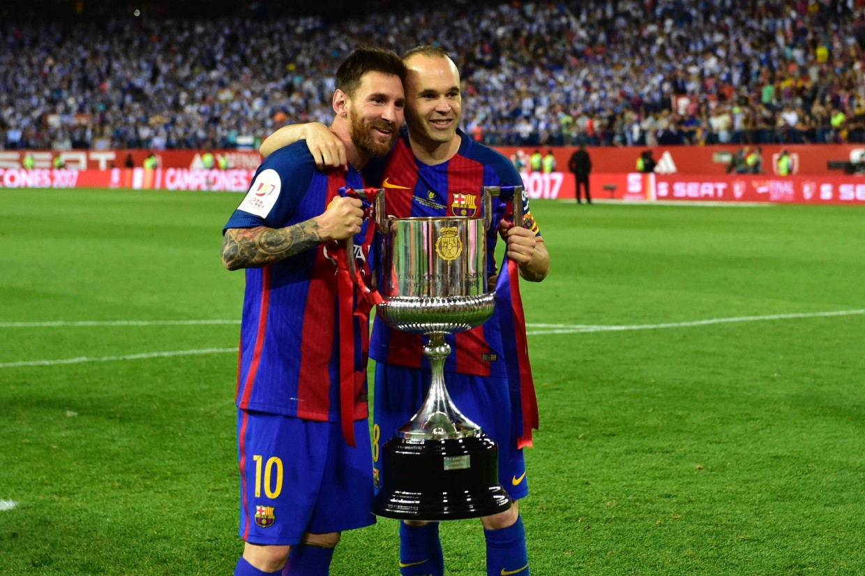 Fußballwucht in Blau-Rot: Andres Iniesta (rechts) und Lionel Messi, hier 2017 nach dem Gewinn des spanischen Pokals