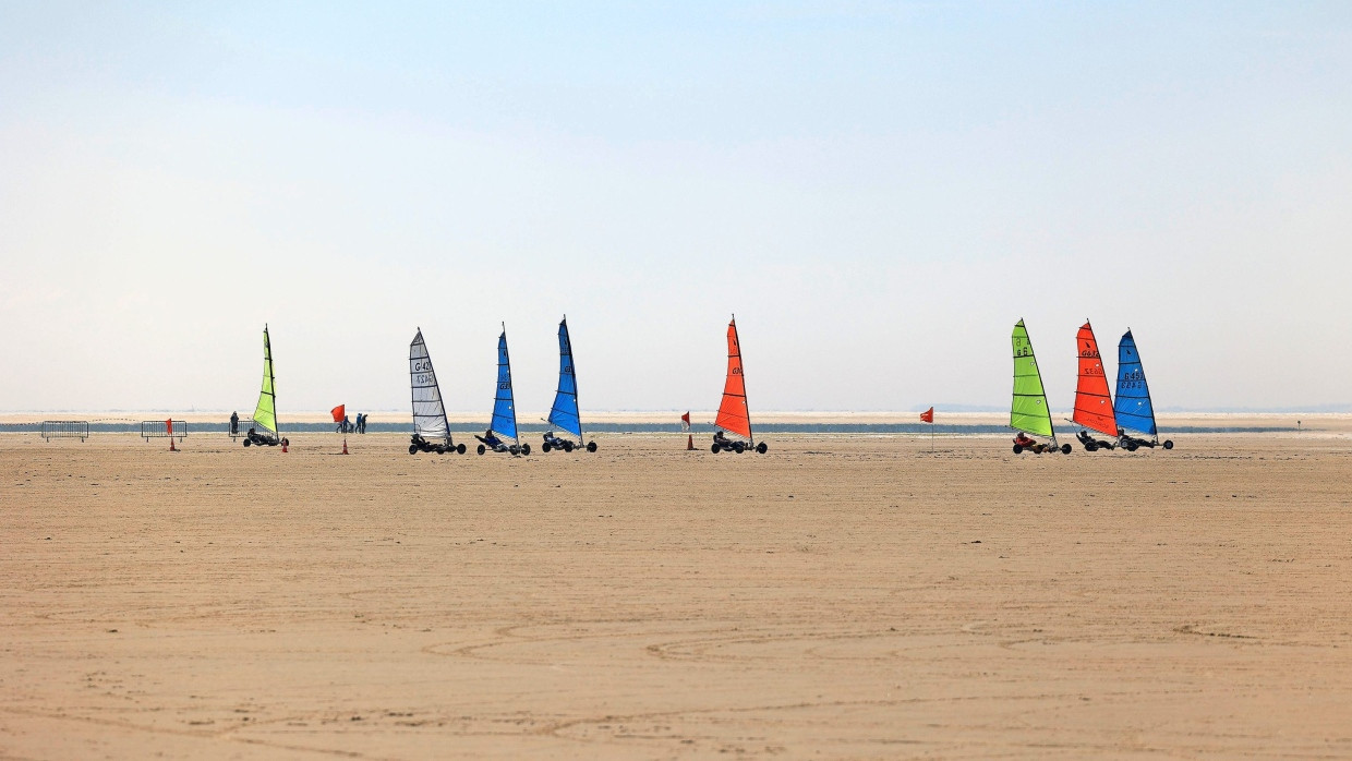 Erst fängt man ganz langsam an, doch bald verliert man alle Angst und will immer schneller werden, weil es weit und breit keine Hindernisse gibt: Nirgendwo in Deutschland funktioniert das Strandsegeln so gut wie auf Borkum.