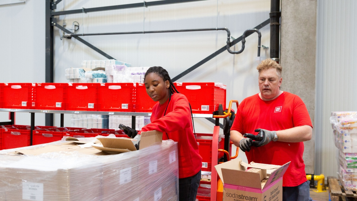 Zwei Mitarbeiter im Logistikzentrum der Firma Picnic Deutschland in Viernheim