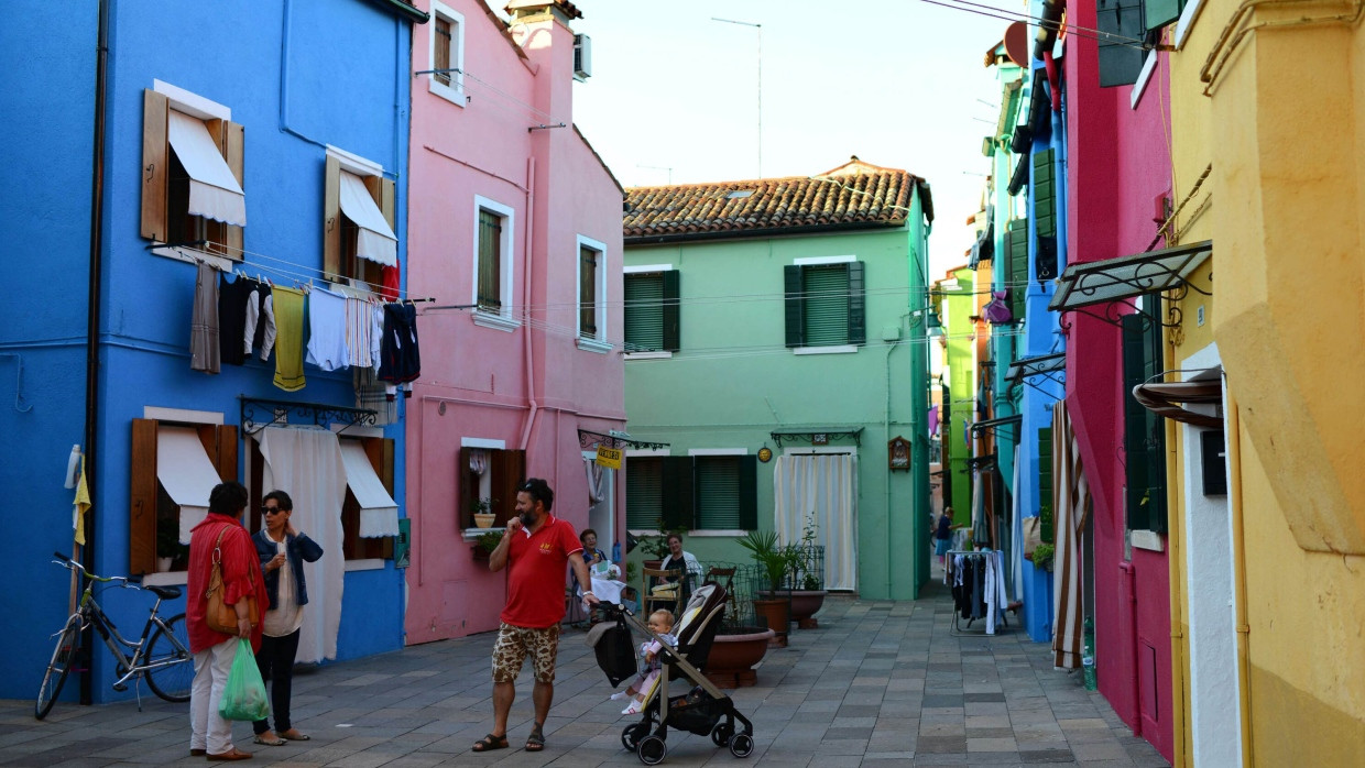 Burano, eine Insel in der Lagune von Venedig, ist bekannt für seine kleinen, bunt gestrichenen Häuser.