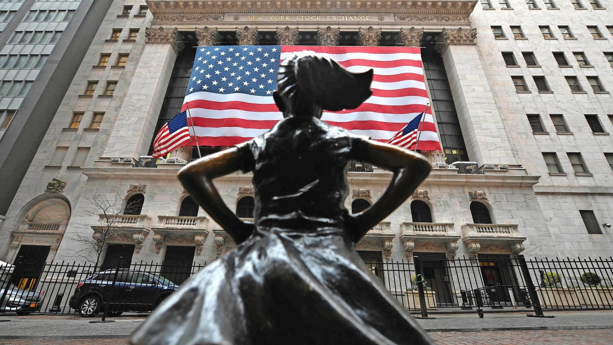 Die Statue „Fearless Girl“ („Furchtloses Mädchen“) steht seit 2017 vor dem Eingang der New Yorker Börse.