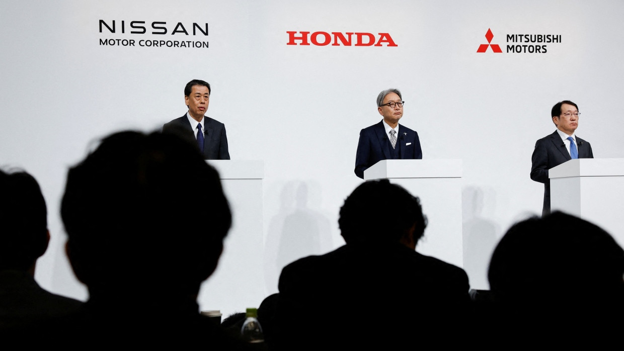 Die Chefs der drei Hersteller, Honda, Nissan und Mitsubishi, bei der Pressekonferenz zur Fusion.