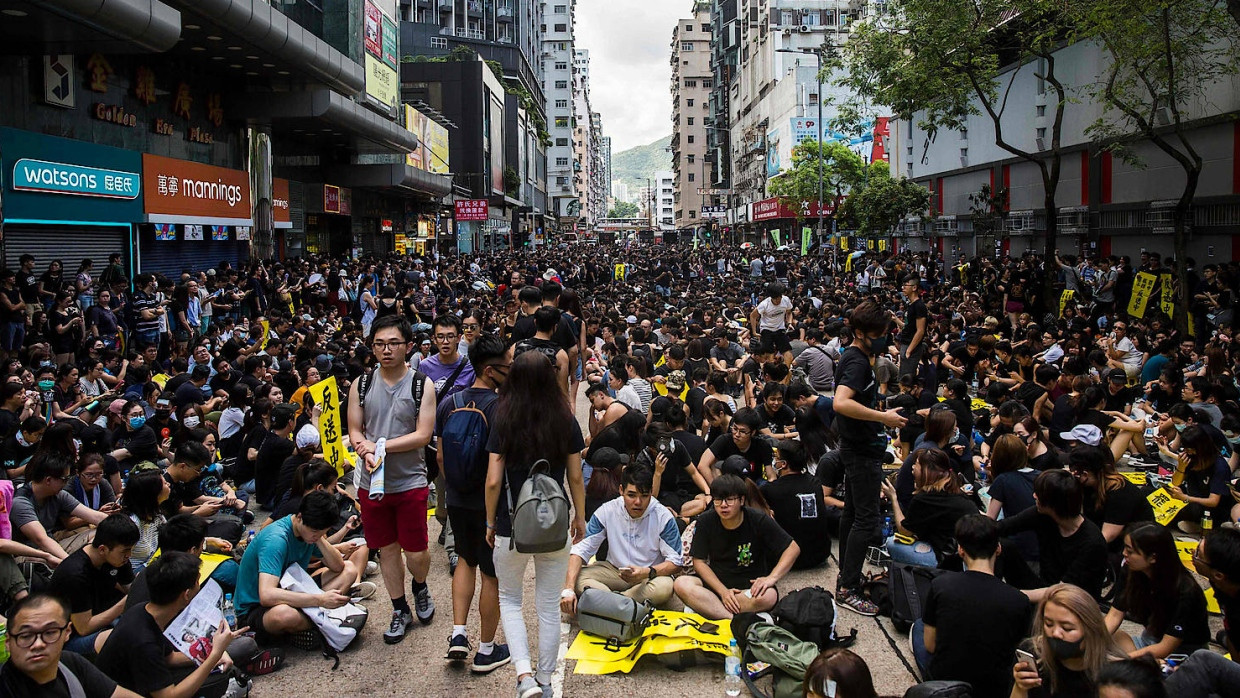 „Erobert Hongkong zurück“: Tausende Demonstranten blockieren am Montag die Straßen der Stadt.